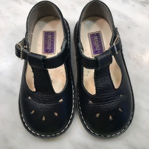 L’Amour size 9 navy Mary Janes